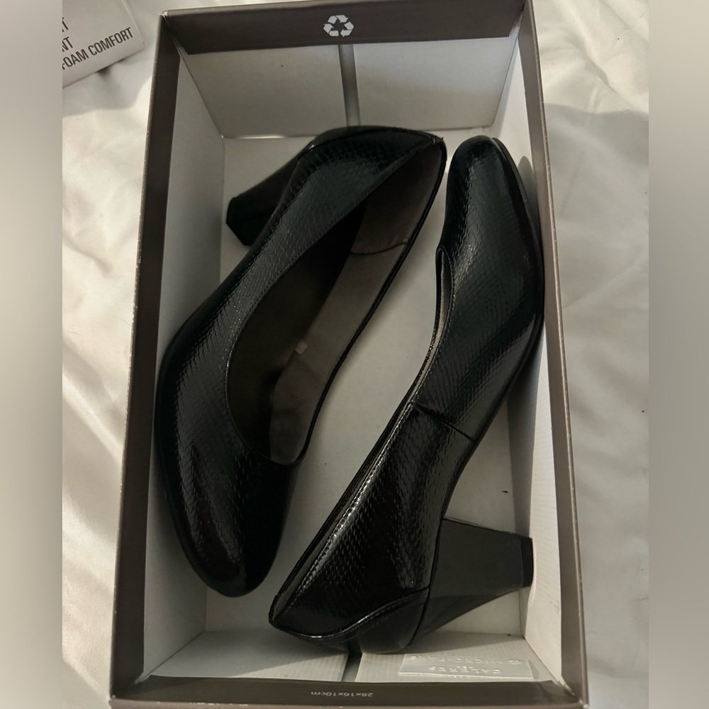 Black pumps size 5.5